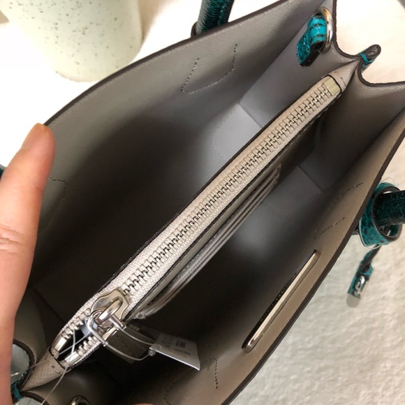 MICHAEL KORS Mercer Embossed Med Messenger - Picture 3 of 7